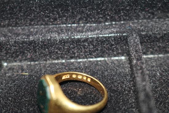 A George V 18ct gold and bloodstone octagonal signet ring, size Q.